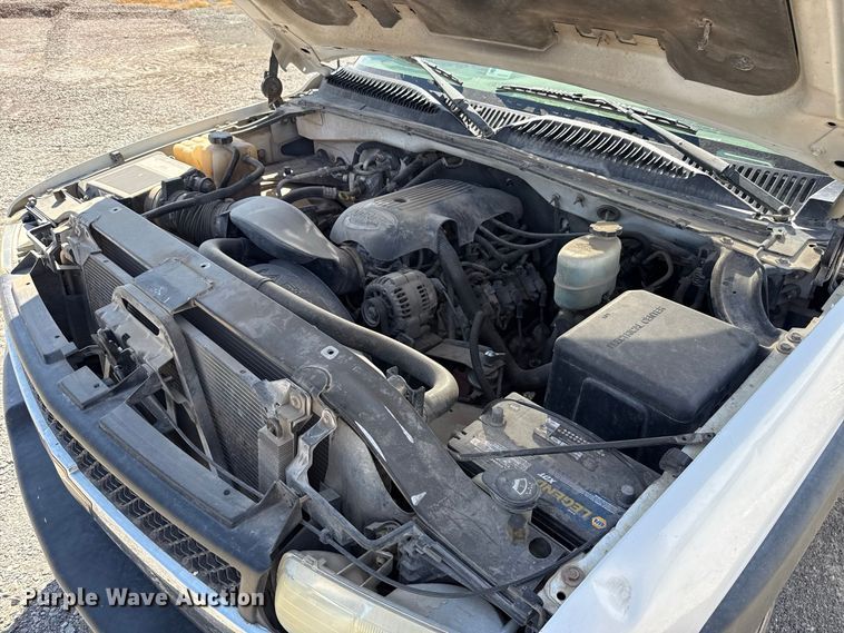 image for item FC4252 2002 Chevrolet Silverado 2500HD utility bed pickup truck