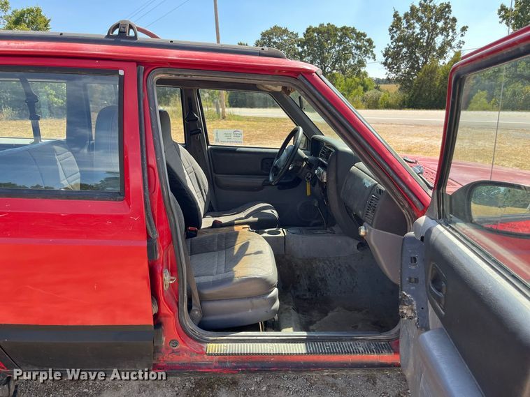 image for item FG0611 1999 Jeep  Cherokee SUV