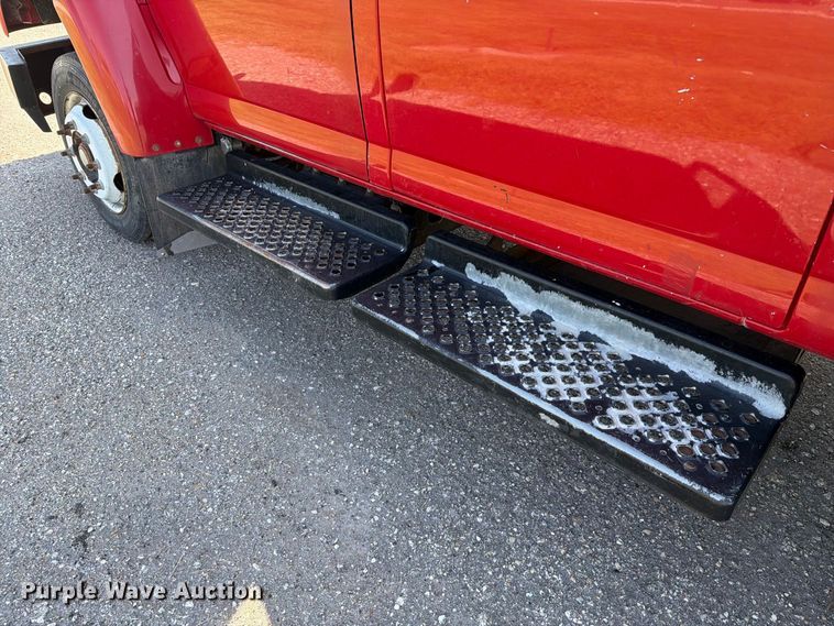 image for item FH6356 2004 GMC C4500 Crew Cab flatbed truck