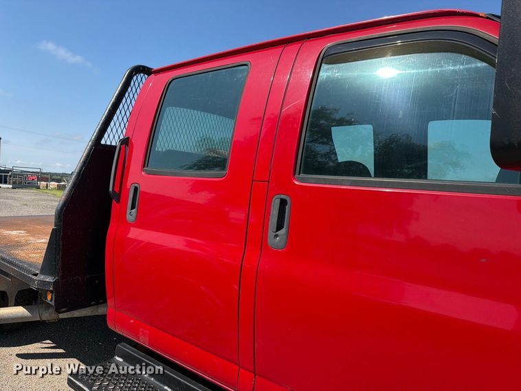 image for item FH6356 2004 GMC C4500 Crew Cab flatbed truck