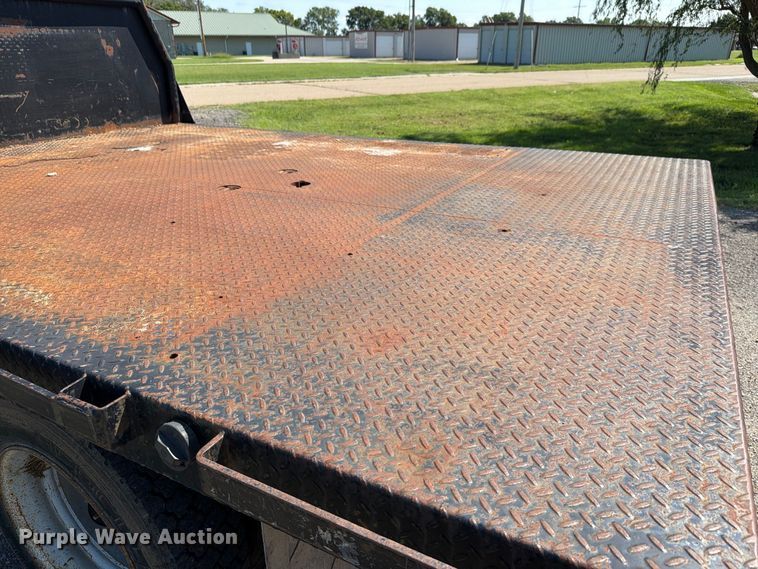 image for item FH6356 2004 GMC C4500 Crew Cab flatbed truck