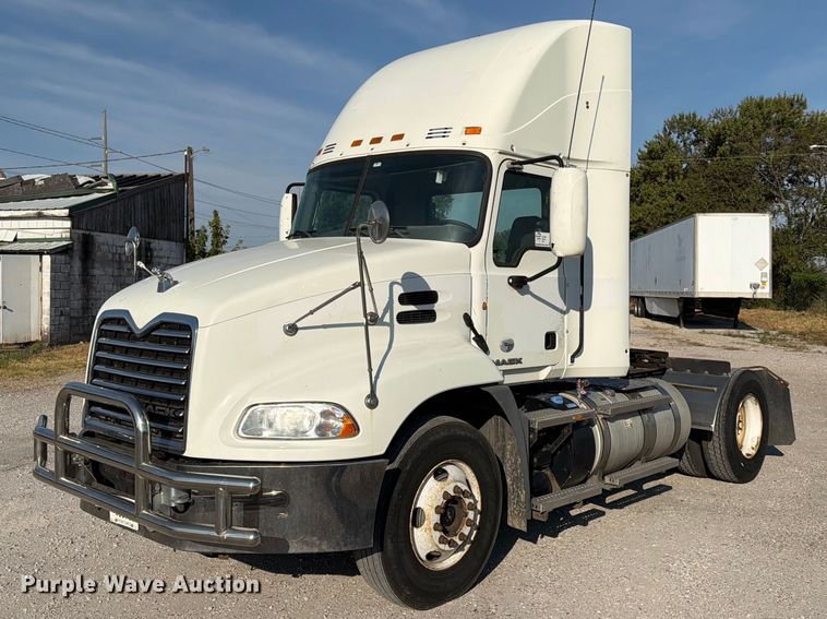 image for item FN2568 2014 Mack CXU612 semi truck