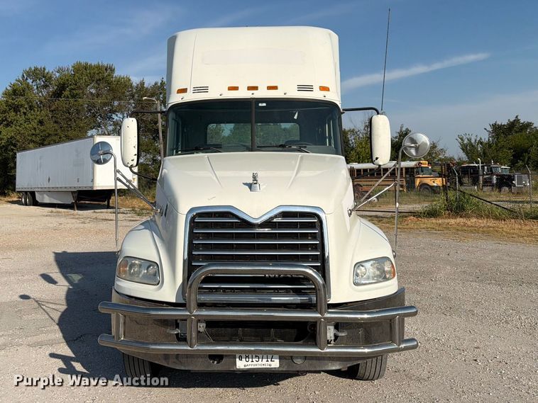 image for item FN2568 2014 Mack CXU612 semi truck