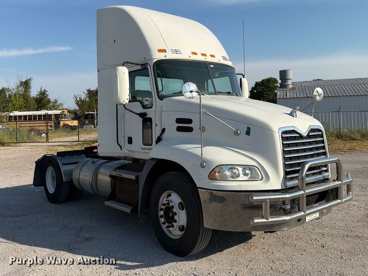 image for item FN2568 2014 Mack CXU612 semi truck