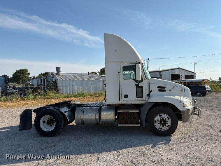 image for item FN2568 2014 Mack CXU612 semi truck