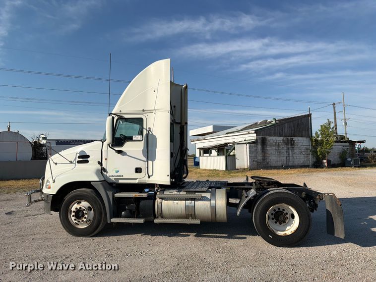 image for item FN2568 2014 Mack CXU612 semi truck