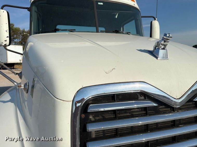 image for item FN2568 2014 Mack CXU612 semi truck