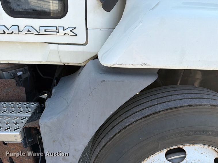 image for item FN2568 2014 Mack CXU612 semi truck