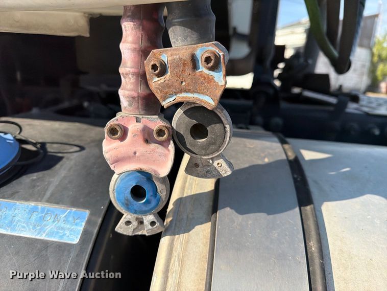 image for item FN2568 2014 Mack CXU612 semi truck