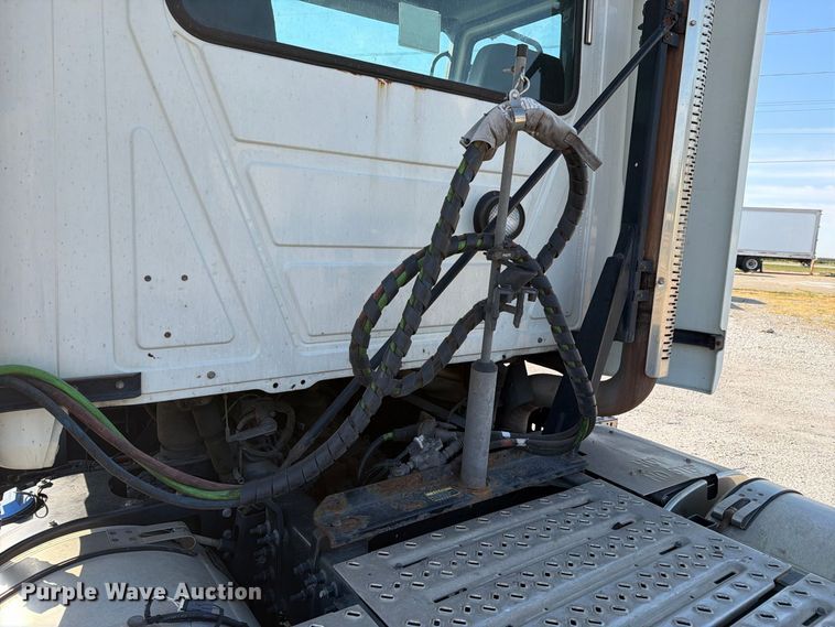 image for item FN2568 2014 Mack CXU612 semi truck