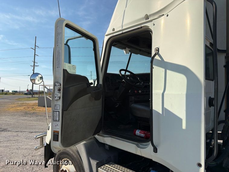 image for item FN2568 2014 Mack CXU612 semi truck