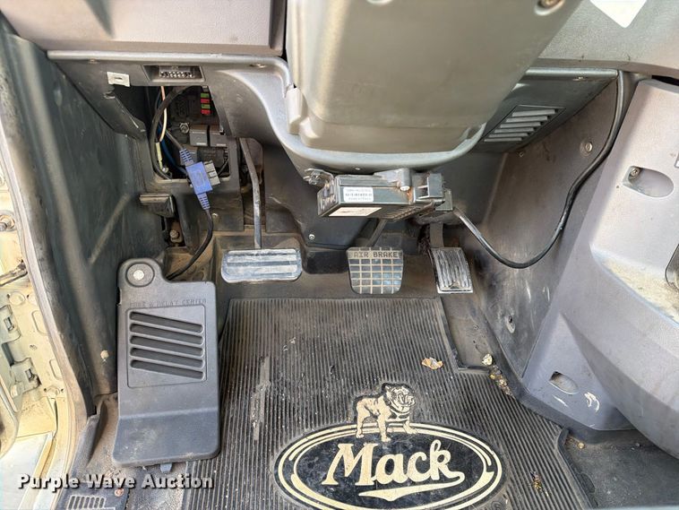 image for item FN2568 2014 Mack CXU612 semi truck