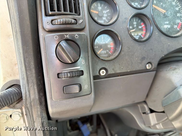 image for item FN2568 2014 Mack CXU612 semi truck