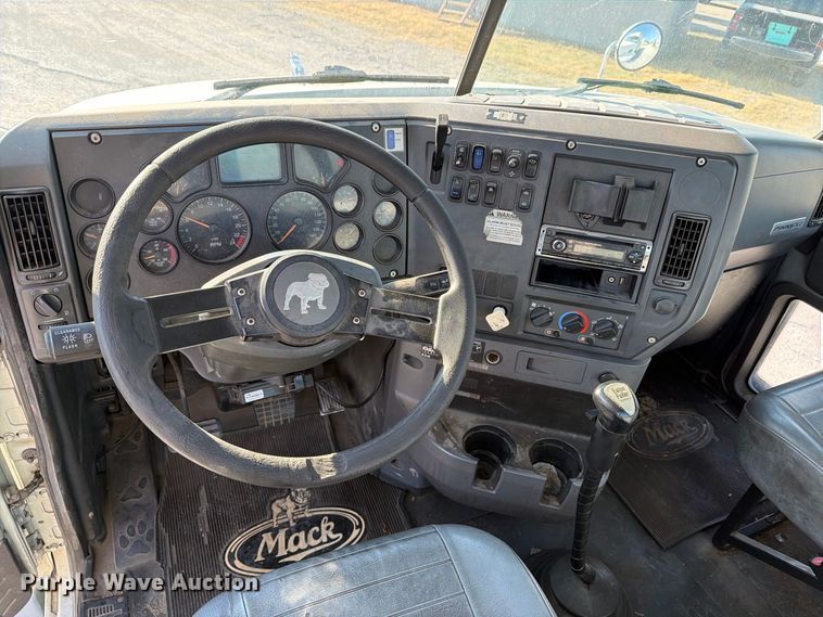 image for item FN2568 2014 Mack CXU612 semi truck