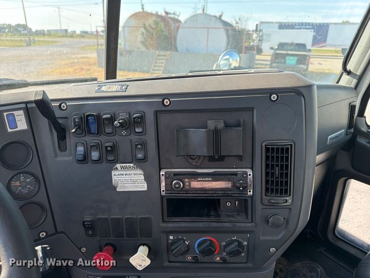 image for item FN2568 2014 Mack CXU612 semi truck