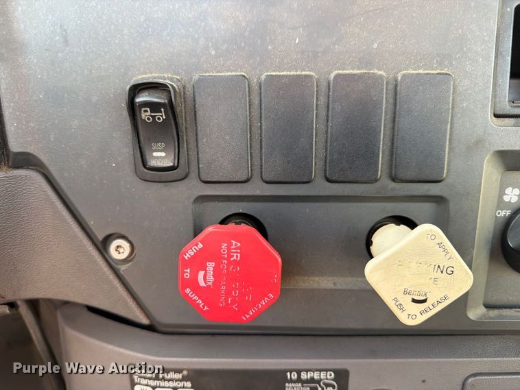 image for item FN2568 2014 Mack CXU612 semi truck