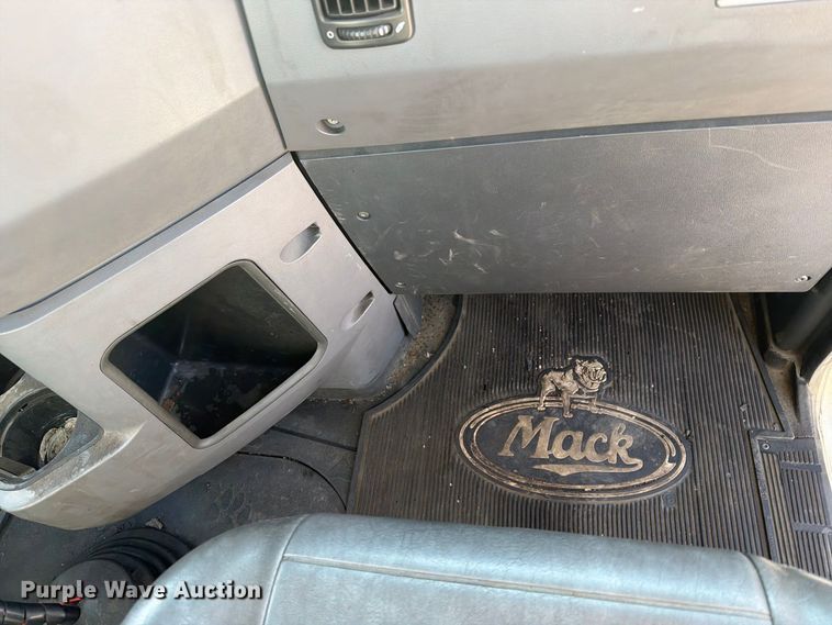image for item FN2568 2014 Mack CXU612 semi truck