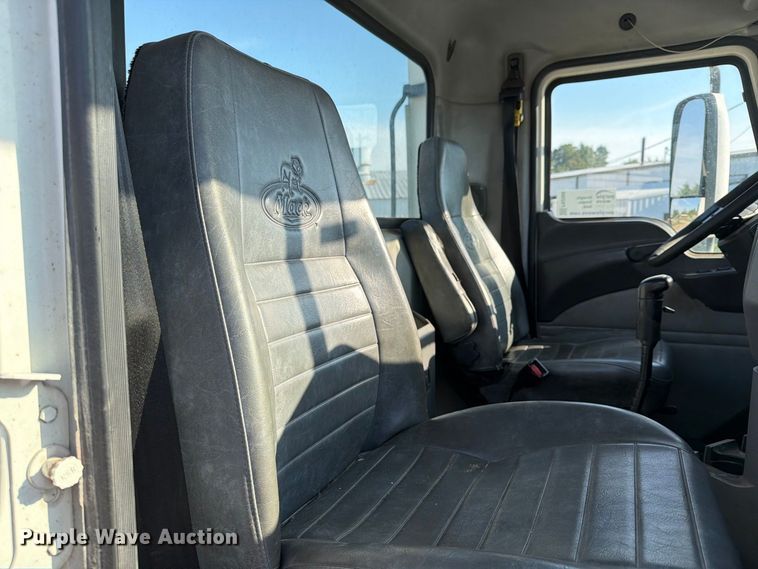 image for item FN2568 2014 Mack CXU612 semi truck