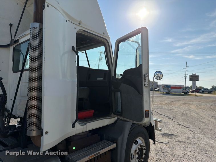 image for item FN2568 2014 Mack CXU612 semi truck