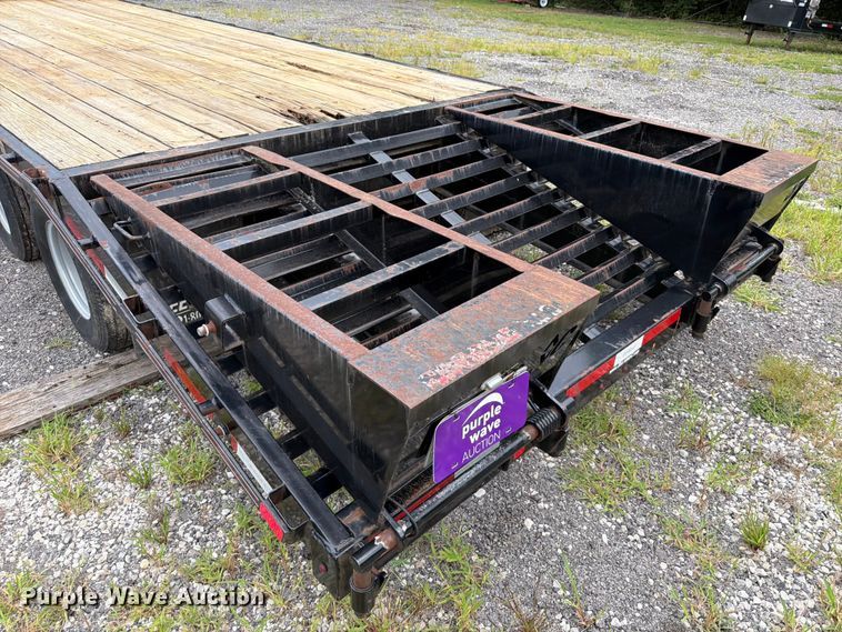 image for item FT6134 2015 Roadclipper Enterprises, Inc Diamond C FMAX210 equipment trailer
