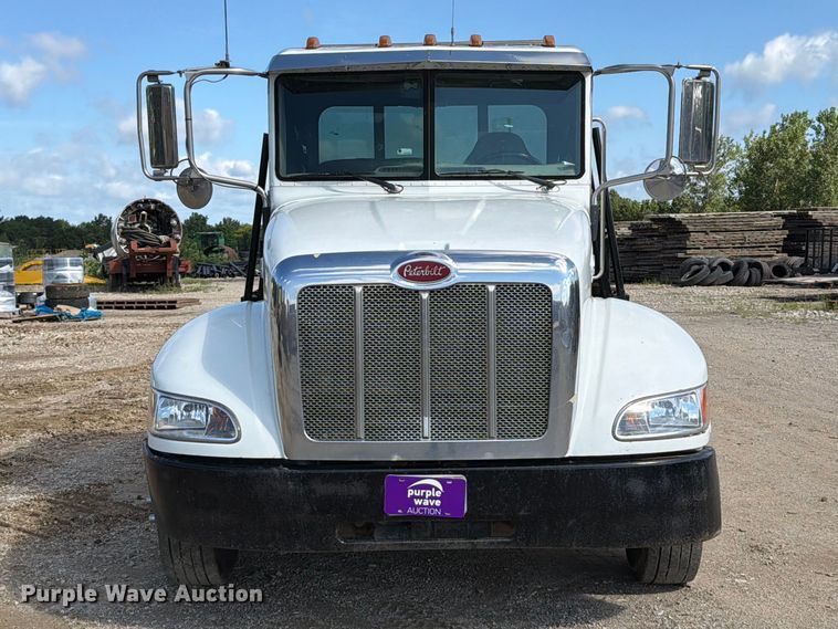image for item FT6175 2008 Peterbilt 325 rollback truck