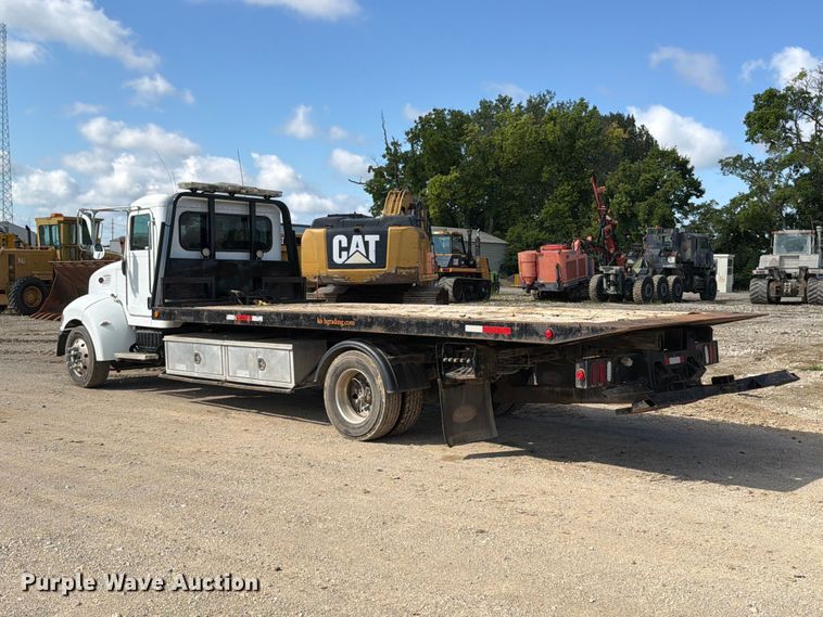 image for item FT6175 2008 Peterbilt 325 rollback truck