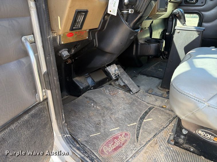 image for item FT6175 2008 Peterbilt 325 rollback truck