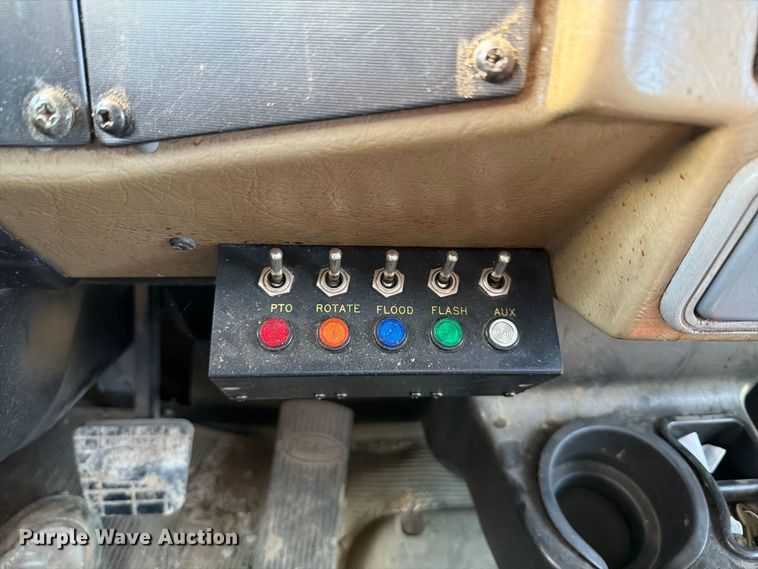 image for item FT6175 2008 Peterbilt 325 rollback truck