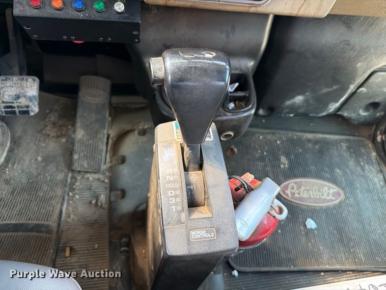 image for item FT6175 2008 Peterbilt 325 rollback truck