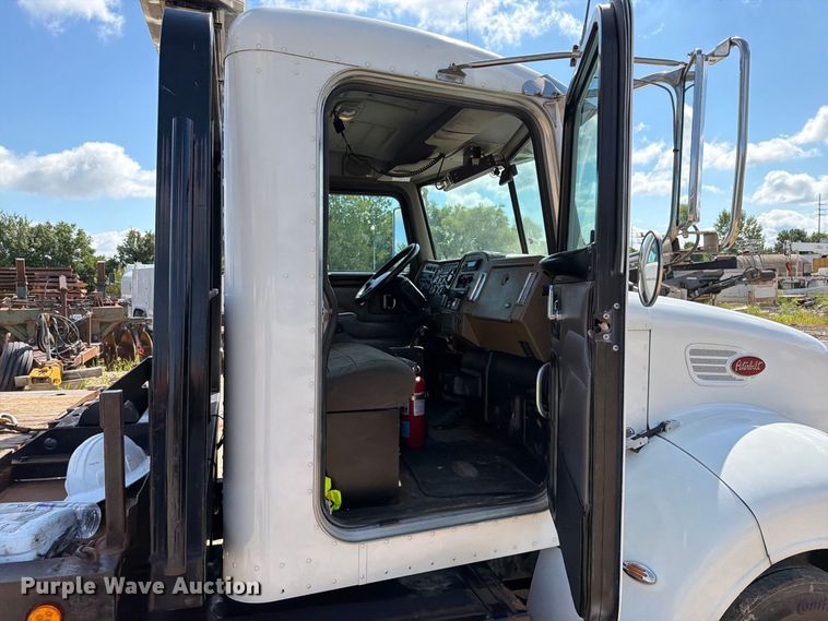 image for item FT6175 2008 Peterbilt 325 rollback truck