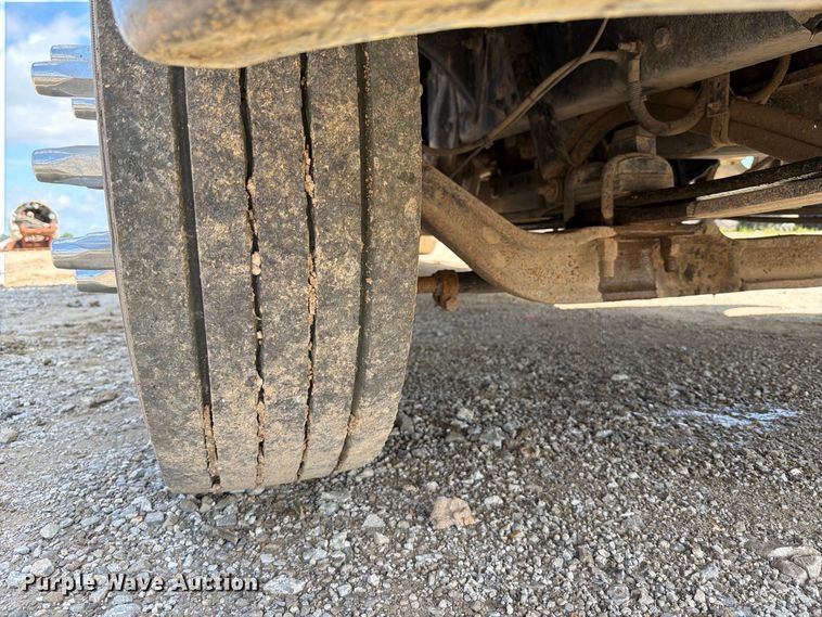 image for item FT6175 2008 Peterbilt 325 rollback truck