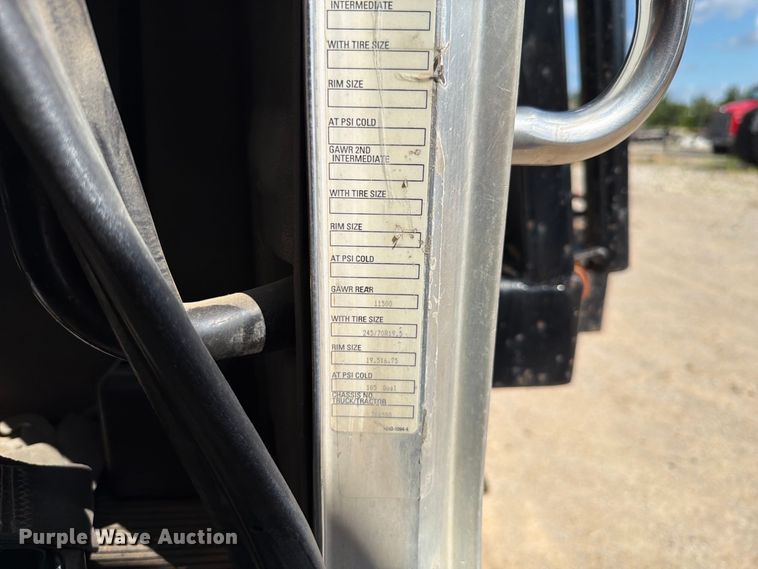image for item FT6175 2008 Peterbilt 325 rollback truck