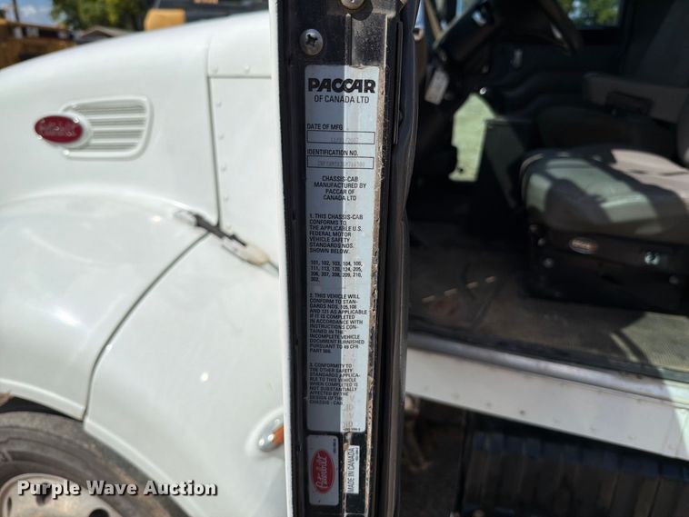 image for item FT6175 2008 Peterbilt 325 rollback truck