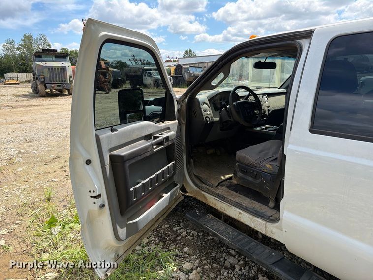 image for item FT6176 2015 Ford F250 Super Duty XLT Crew Cab pickup truck