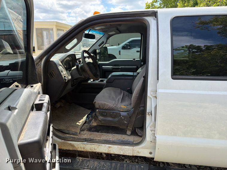 image for item FT6176 2015 Ford F250 Super Duty XLT Crew Cab pickup truck