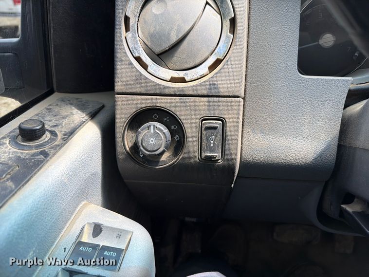 image for item FT6176 2015 Ford F250 Super Duty XLT Crew Cab pickup truck