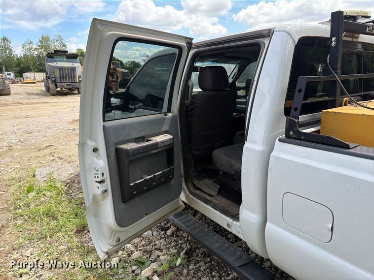 image for item FT6176 2015 Ford F250 Super Duty XLT Crew Cab pickup truck