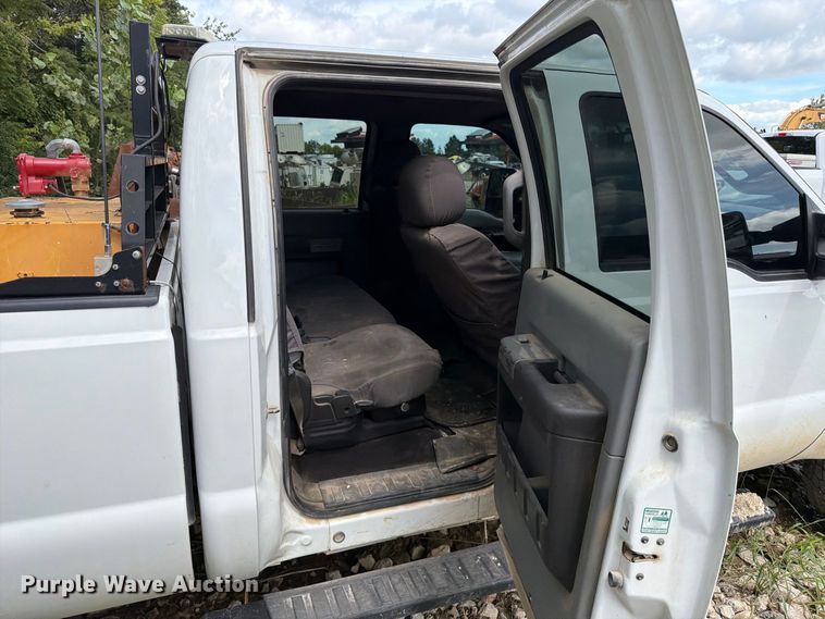 image for item FT6176 2015 Ford F250 Super Duty XLT Crew Cab pickup truck