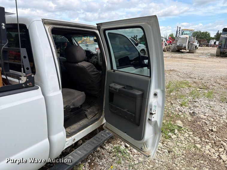 image for item FT6176 2015 Ford F250 Super Duty XLT Crew Cab pickup truck
