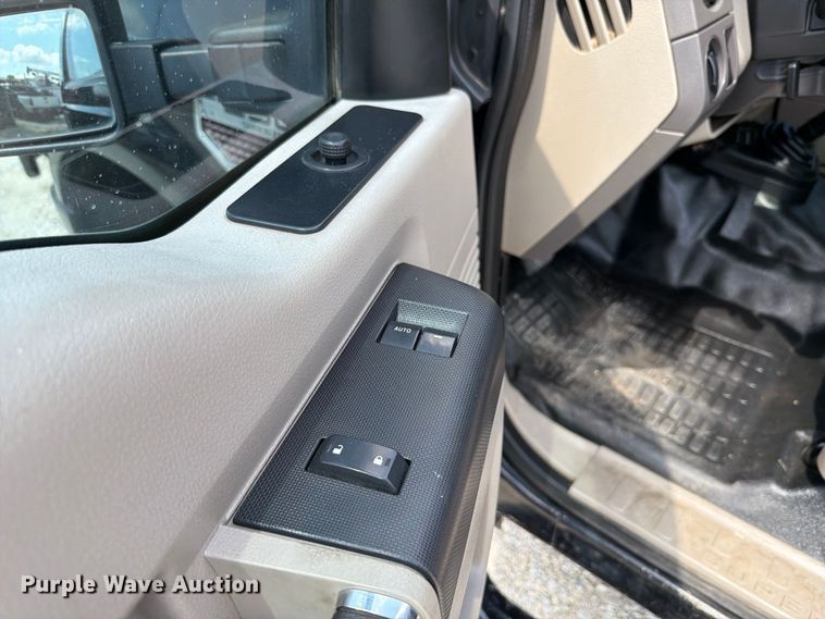 image for item FT6199 2008 Ford F250 Super Duty flatbed pickup truck