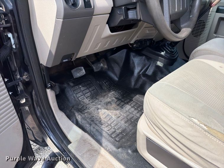 image for item FT6199 2008 Ford F250 Super Duty flatbed pickup truck