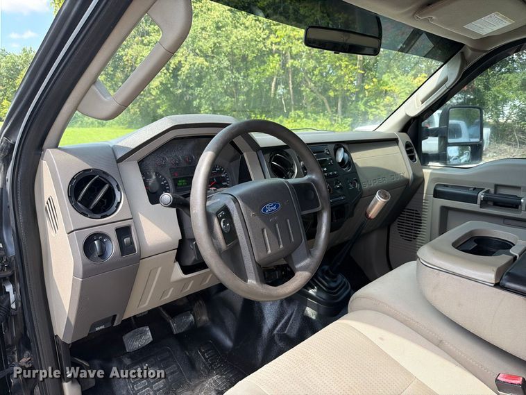 image for item FT6199 2008 Ford F250 Super Duty flatbed pickup truck