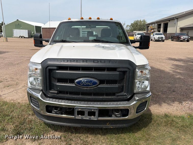 image for item FT6693 2013 Ford F350 Super Duty Crew Cab pickup truck cab and chassis