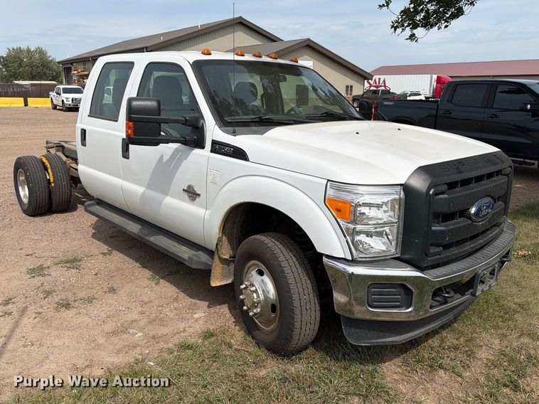 image for item FT6693 2013 Ford F350 Super Duty Crew Cab pickup truck cab and chassis