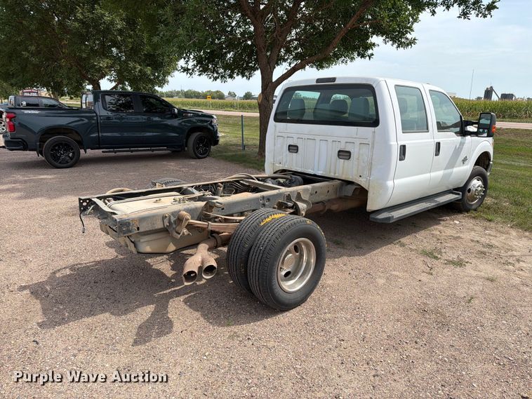 image for item FT6693 2013 Ford F350 Super Duty Crew Cab pickup truck cab and chassis