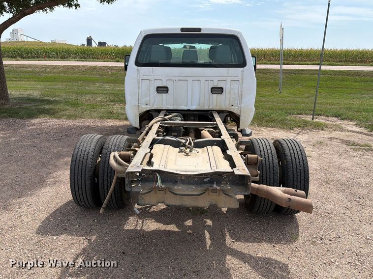 image for item FT6693 2013 Ford F350 Super Duty Crew Cab pickup truck cab and chassis