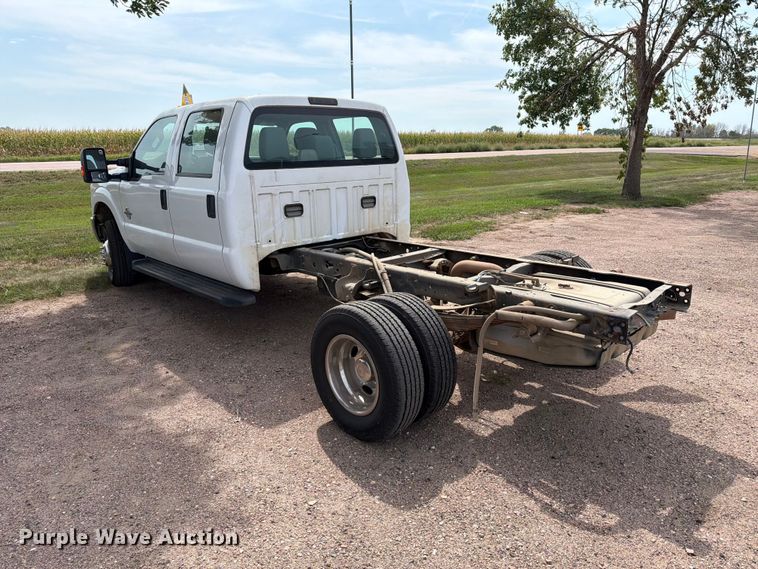 image for item FT6693 2013 Ford F350 Super Duty Crew Cab pickup truck cab and chassis