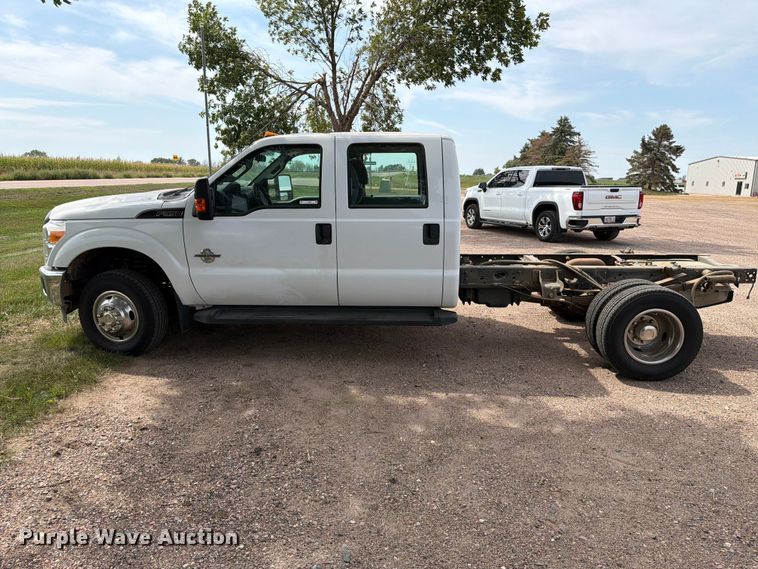 image for item FT6693 2013 Ford F350 Super Duty Crew Cab pickup truck cab and chassis