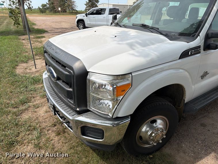 image for item FT6693 2013 Ford F350 Super Duty Crew Cab pickup truck cab and chassis