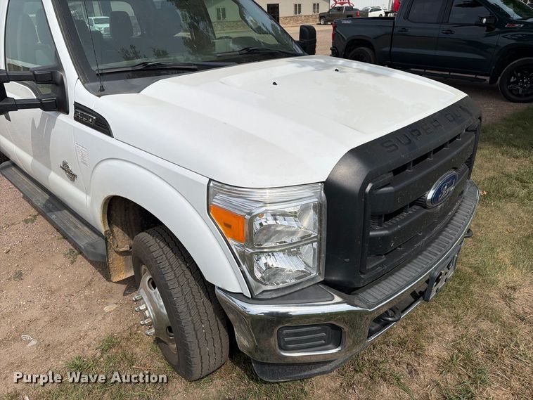 image for item FT6693 2013 Ford F350 Super Duty Crew Cab pickup truck cab and chassis